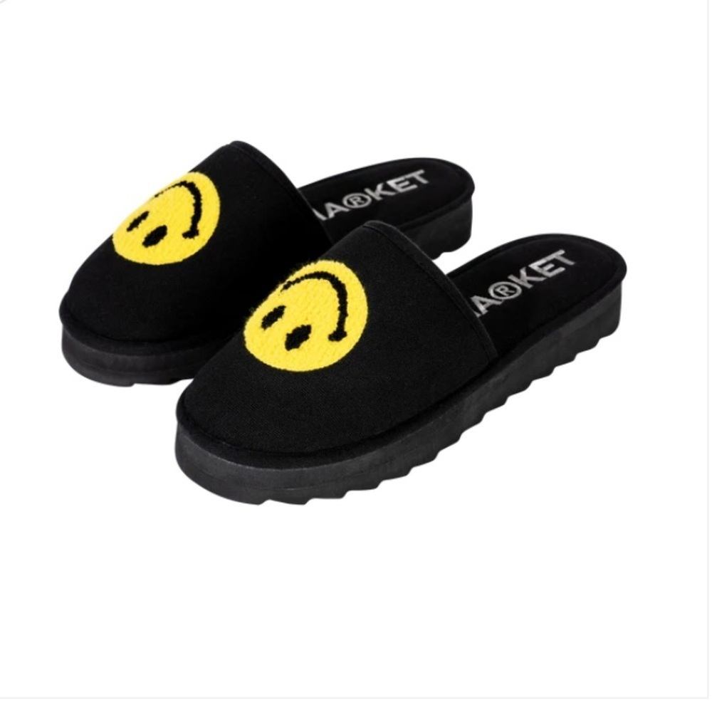 Market Smiley Slippers size 9 unisex